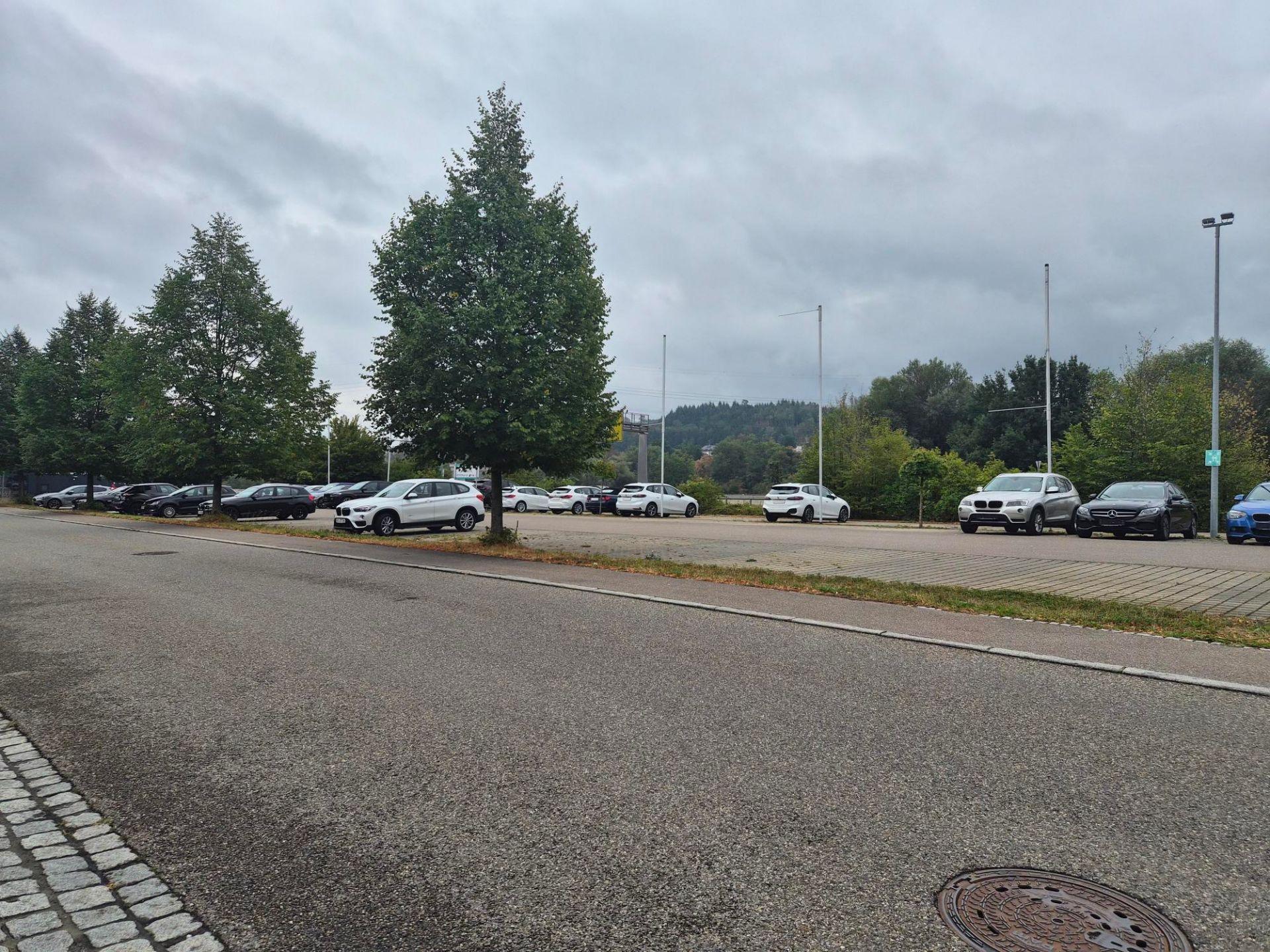 Großer Aussenparkplatz nähe der Grenze